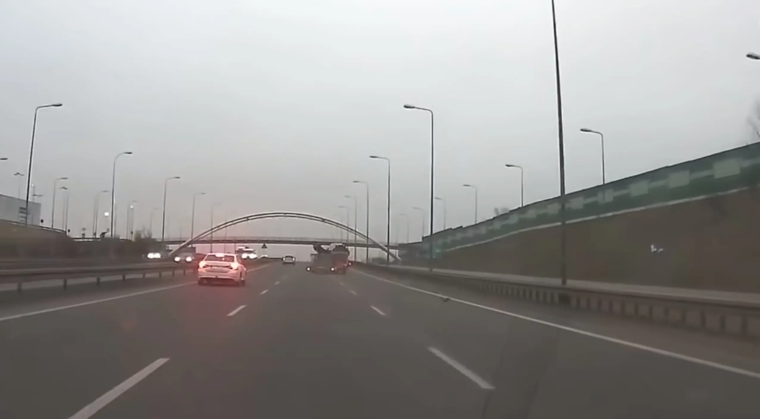 Kastiauto juht ei tulnud käru menetlemisega toime ning tagajärg ei lasknud ennast pikalt oodata