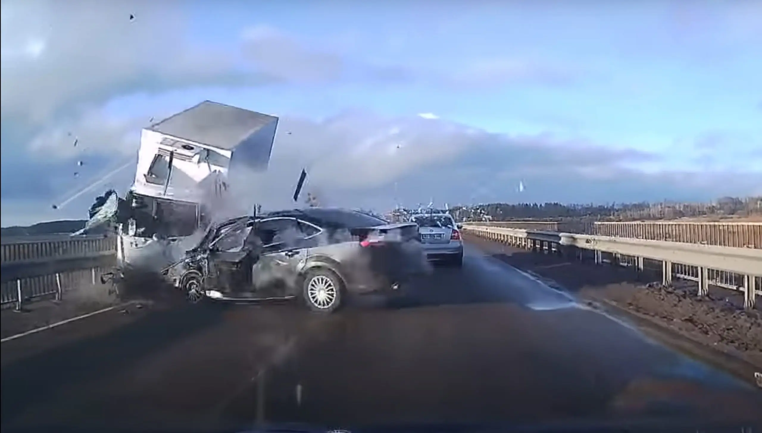 Video | Väga räme avarii kaubiku ja sõiduauto vahel