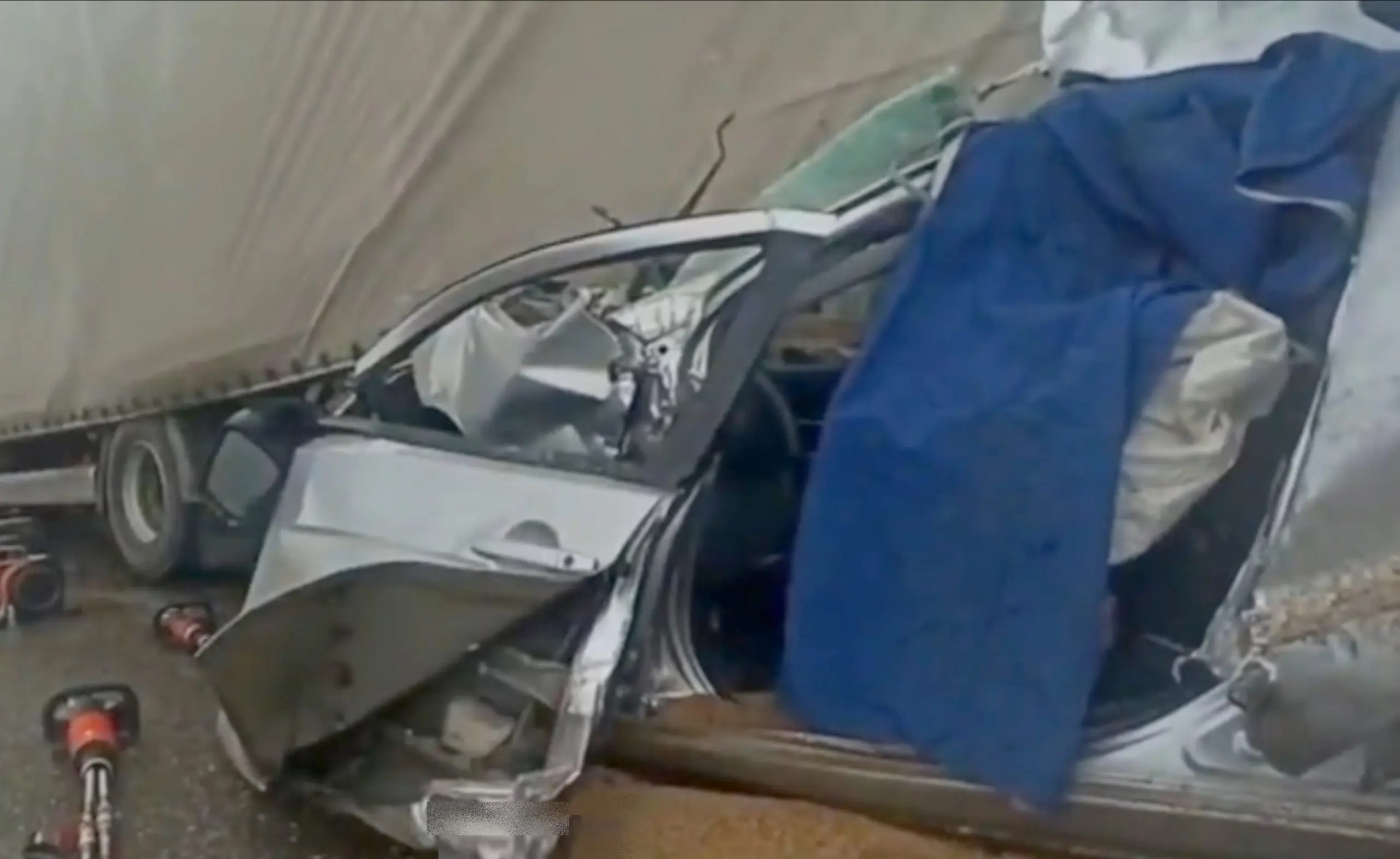 Kahe veoauto vahele litsutud Lancer litsuti täiesti laiaks. Kaks inimest said kohapeal surma