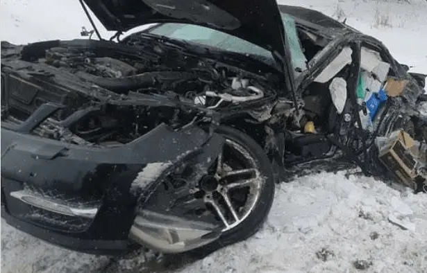 Vene numbritega Mercedes põrkas kokku veoautoga. Mõlemad sõidukid lendasid kraavi