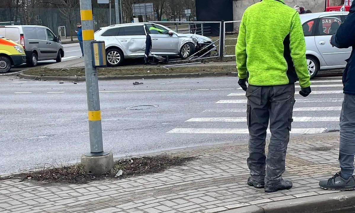 Video ja fotod | Eravärvides politseiauto teeb avarii