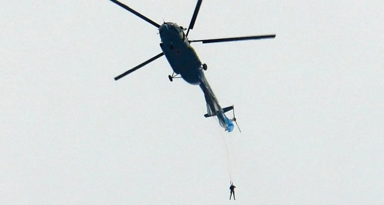 Kuidas see on võimalik? Langevarjur jäi helikopteri külge kinni