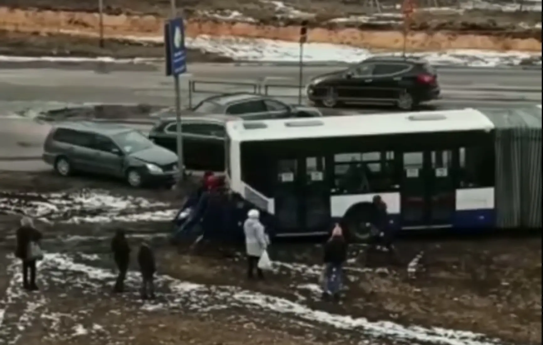 Linnaliinibuss jäi mutta kinni. Reisijad aitasid seda välja lükata