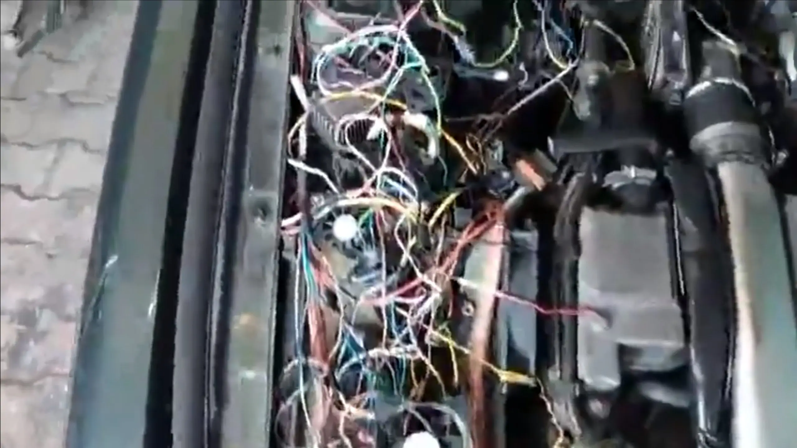 Auto omanik pöördus töökotta probleemiga, et tema Saabi mootor kuumeneb üle