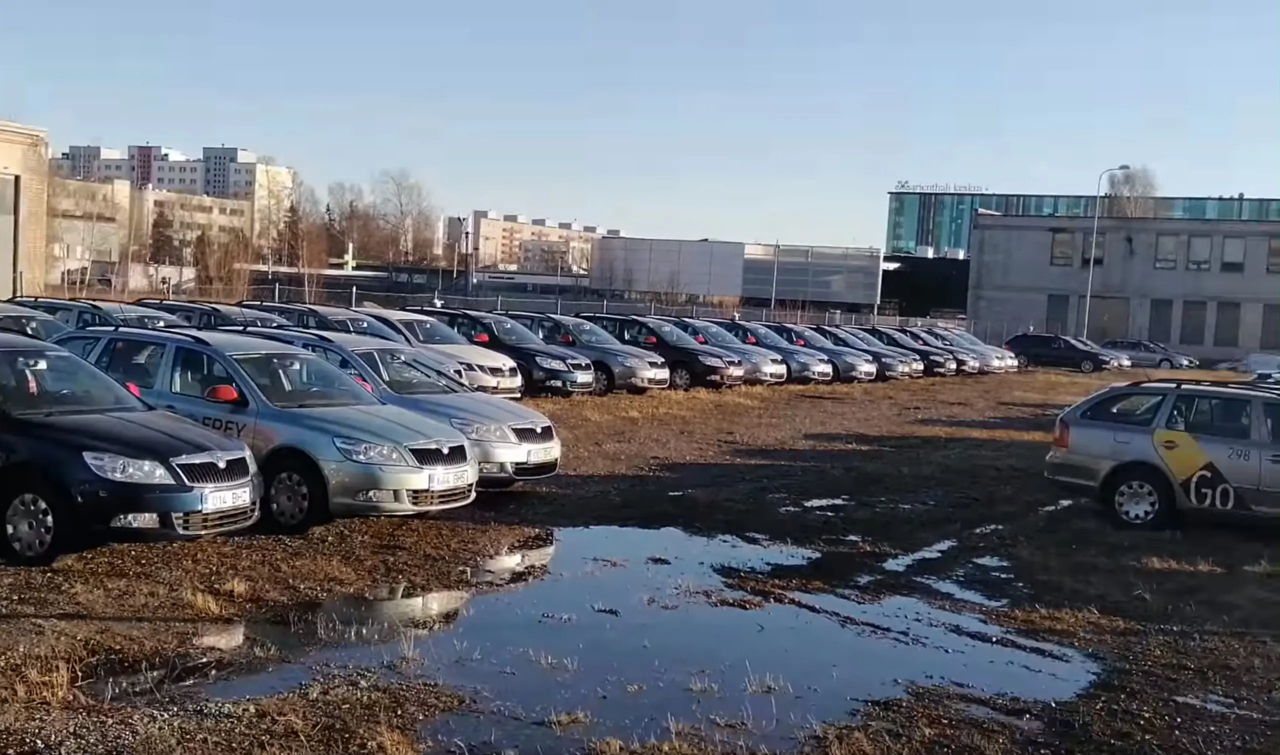 Mustamäel asuval laoplatsil seisavad kümned Yandexi logodega taksod