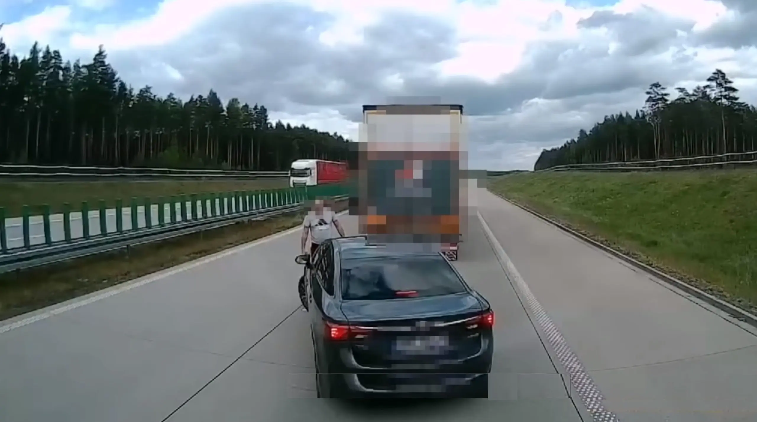 Rekajuhid püüdsid sõiduauto karpi ja seletasid viimase juhile oma arusaama liiklusest