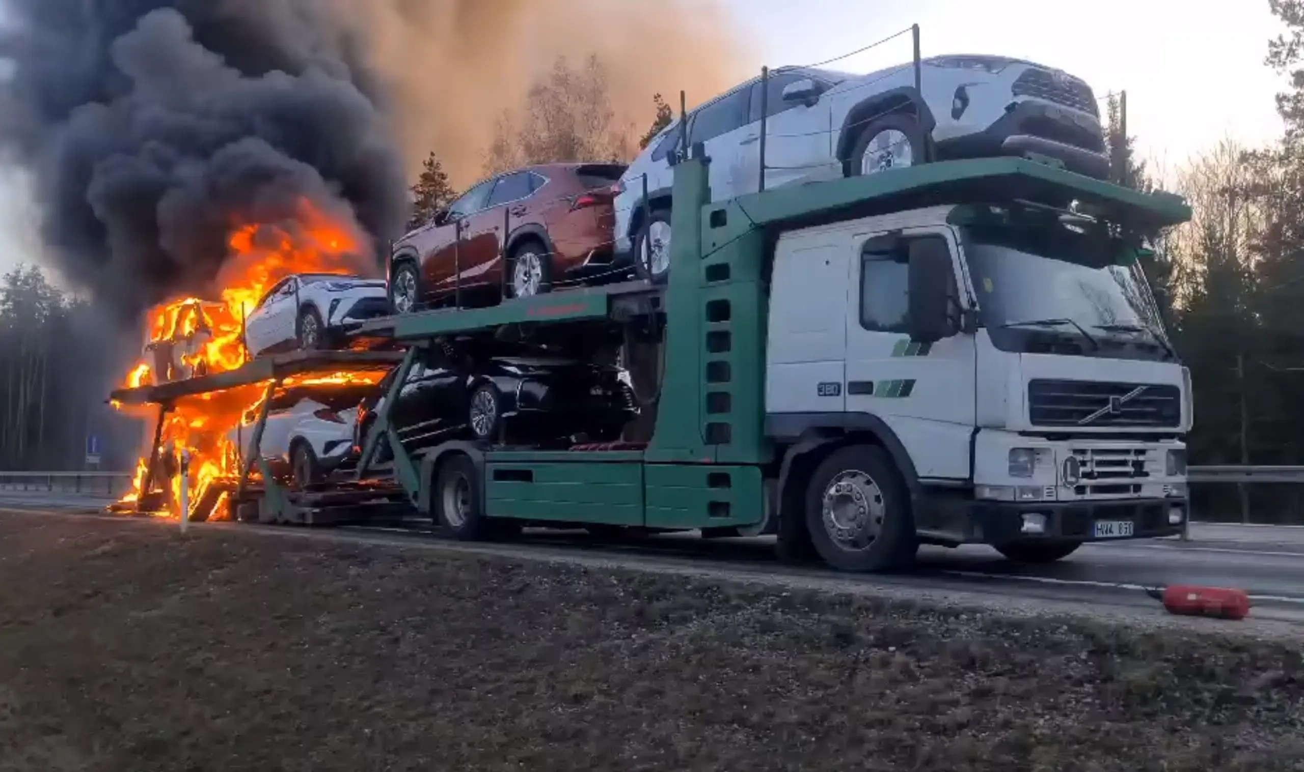 Tallinn - Pärnu maanteel põles rekatäis uusi sõiduautosid