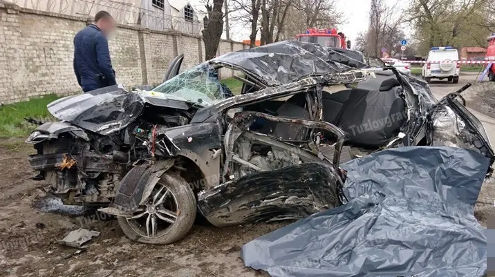 Jubedas avariis said surma viis autos viibinud alaealist kuuest. Viimane vaagub haiglas hinge