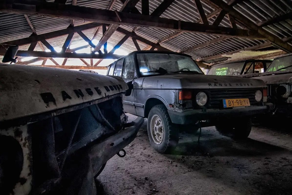 Vanast lagunenud garaažist leiti hunnik vanu Range Rovereid