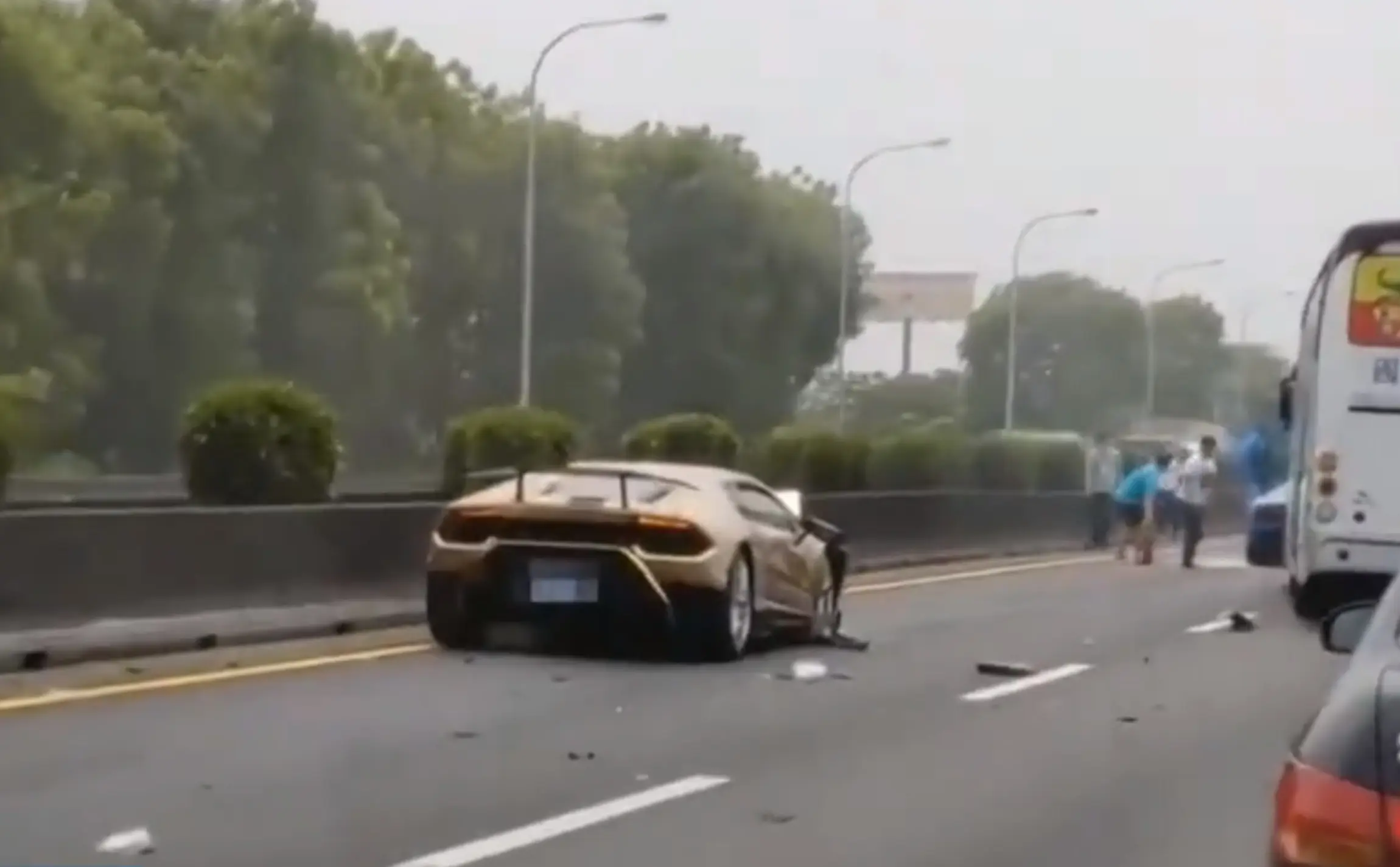 Kaks Lamborghinit ja üks pisike Nissan