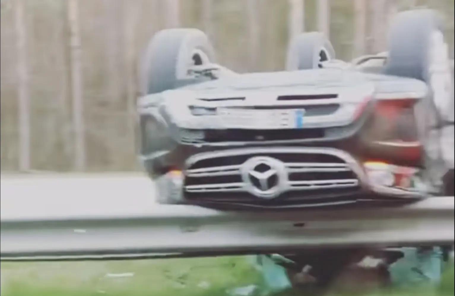 Auto lendas katusel teepiirdesse