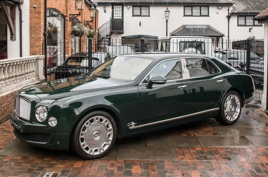 Müüakse Inglise kuningannale kuulunud Bentley Mulsanne'i