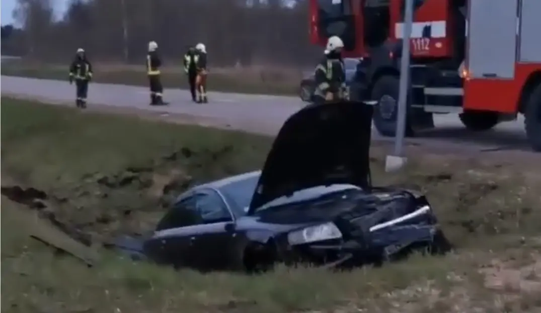 Kokkupõrke vältimiseks kraavi sõitnud auto sai korralikult räsida