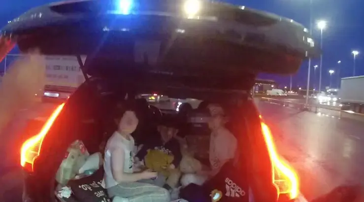 Politsei avastas auto pagasiruumist kolm last