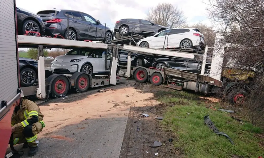 Autotreiler üheksa uue BMW-ga sõitis kraavi. Vaata videot, kuidas viga saanud autosid päästeti