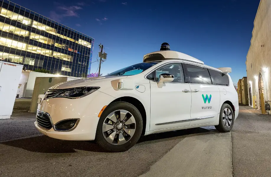 Waymo autonoomne takso ehmus teele ilmunud koonustest ja põgenes tugimeeskonna eest