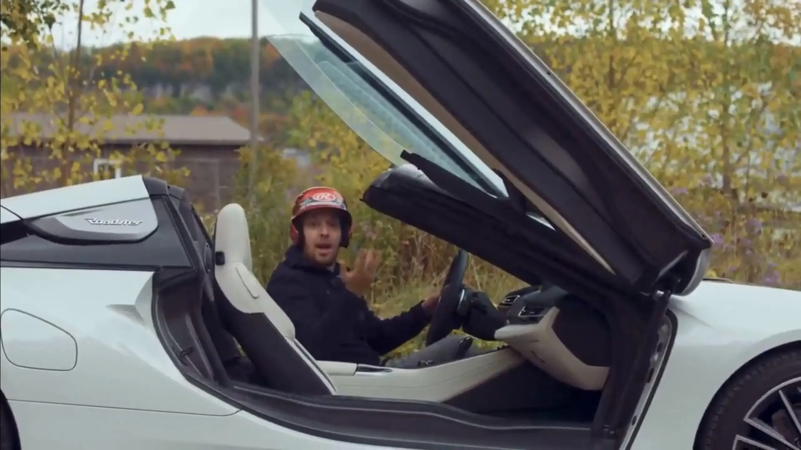 Vaata, millist abivahendit tuleb kasutada BMW i8 Roadsterisse-sse istumiseks