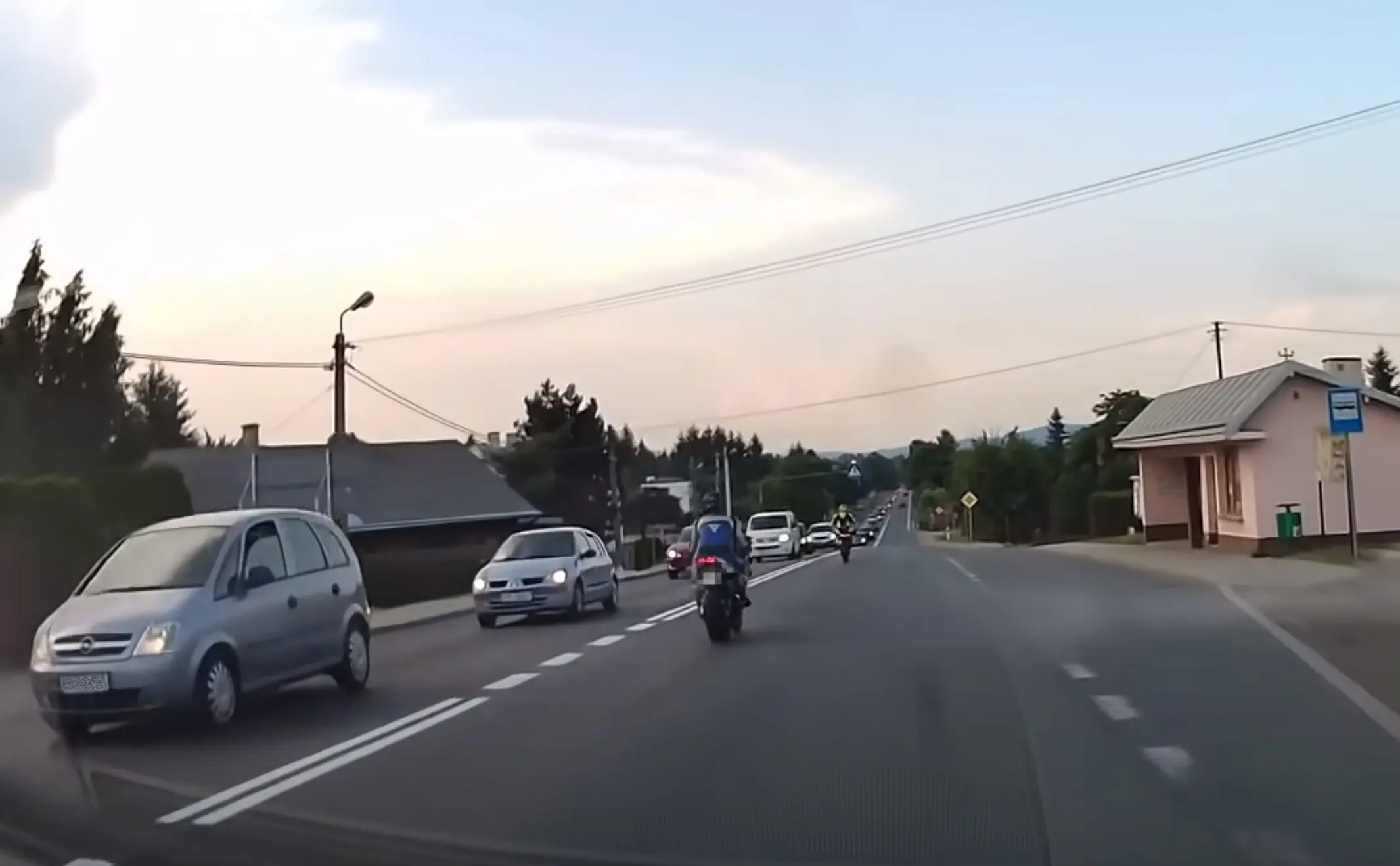 Tagumisel rattal kihutanud mootorrattur tekitas karmi avarii