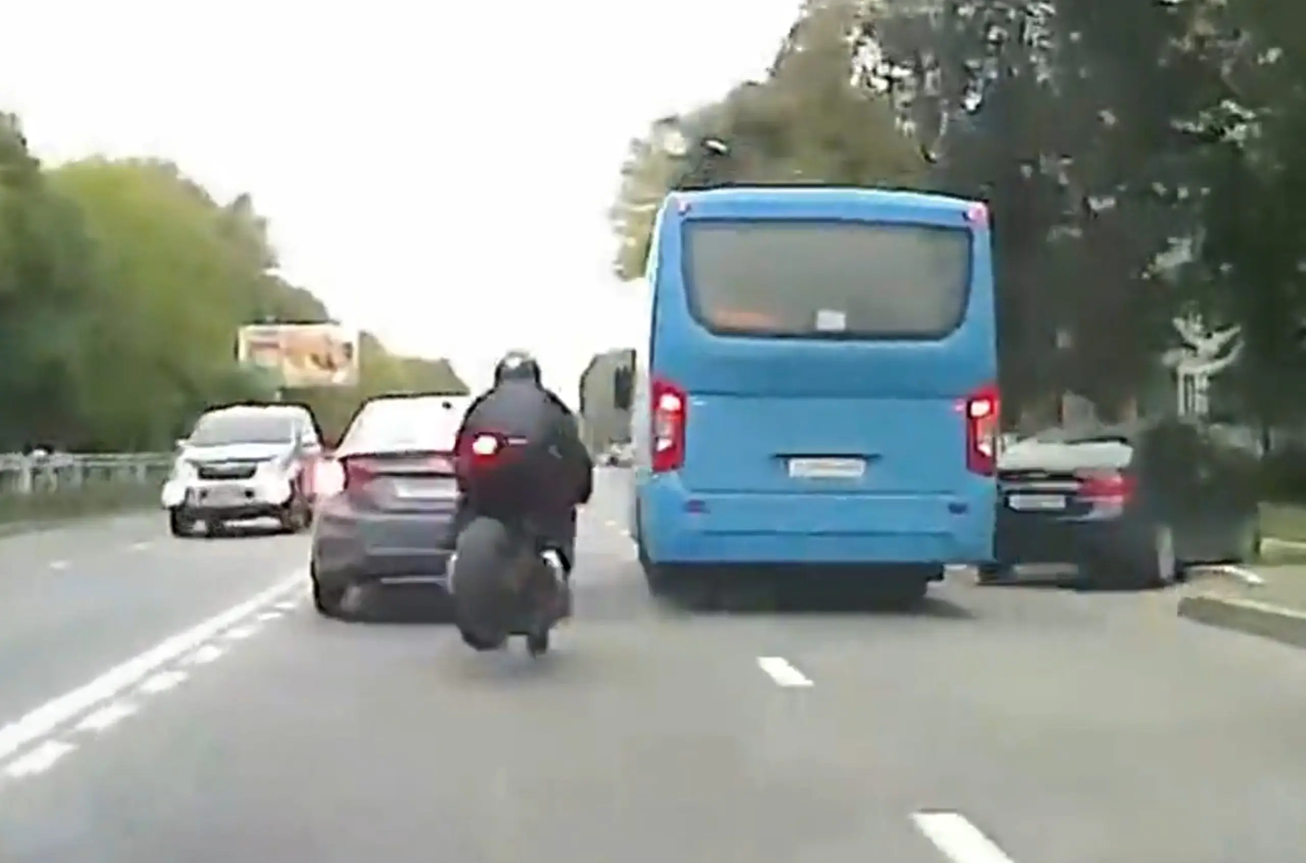 Mootorrattur siseneb autosse tagumise akna kaudu
