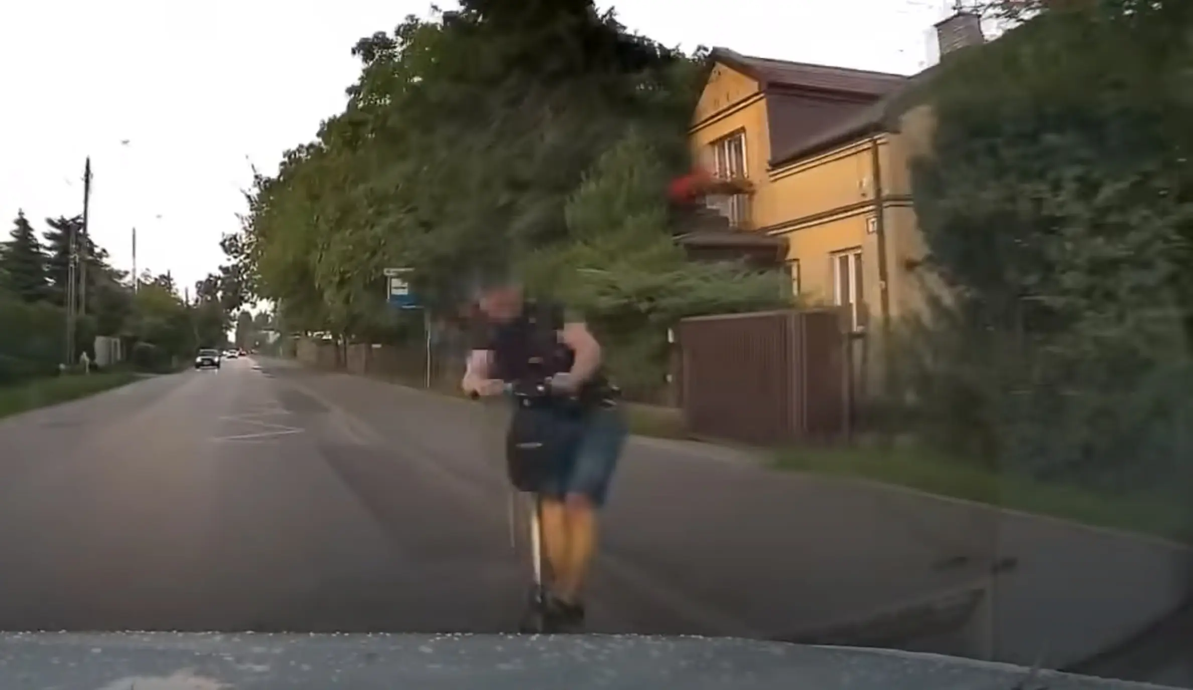 Purjus elektritõuksija keeras autole ette