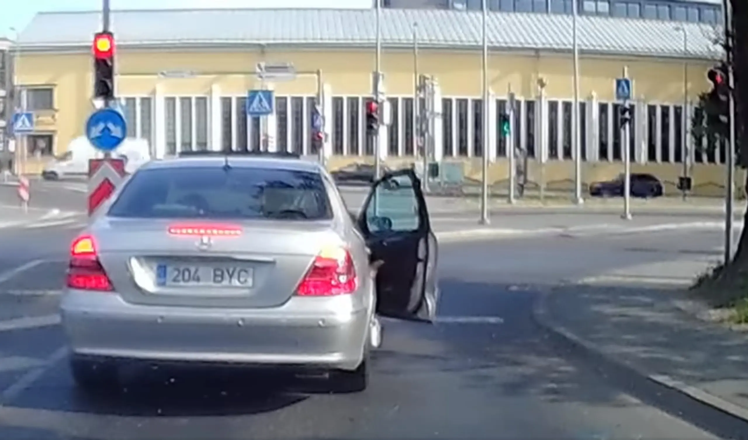 Oleme nii korralikud, et prügi lihtsalt puude alla ei loobi. Küll aga võib selle jätta keset teed