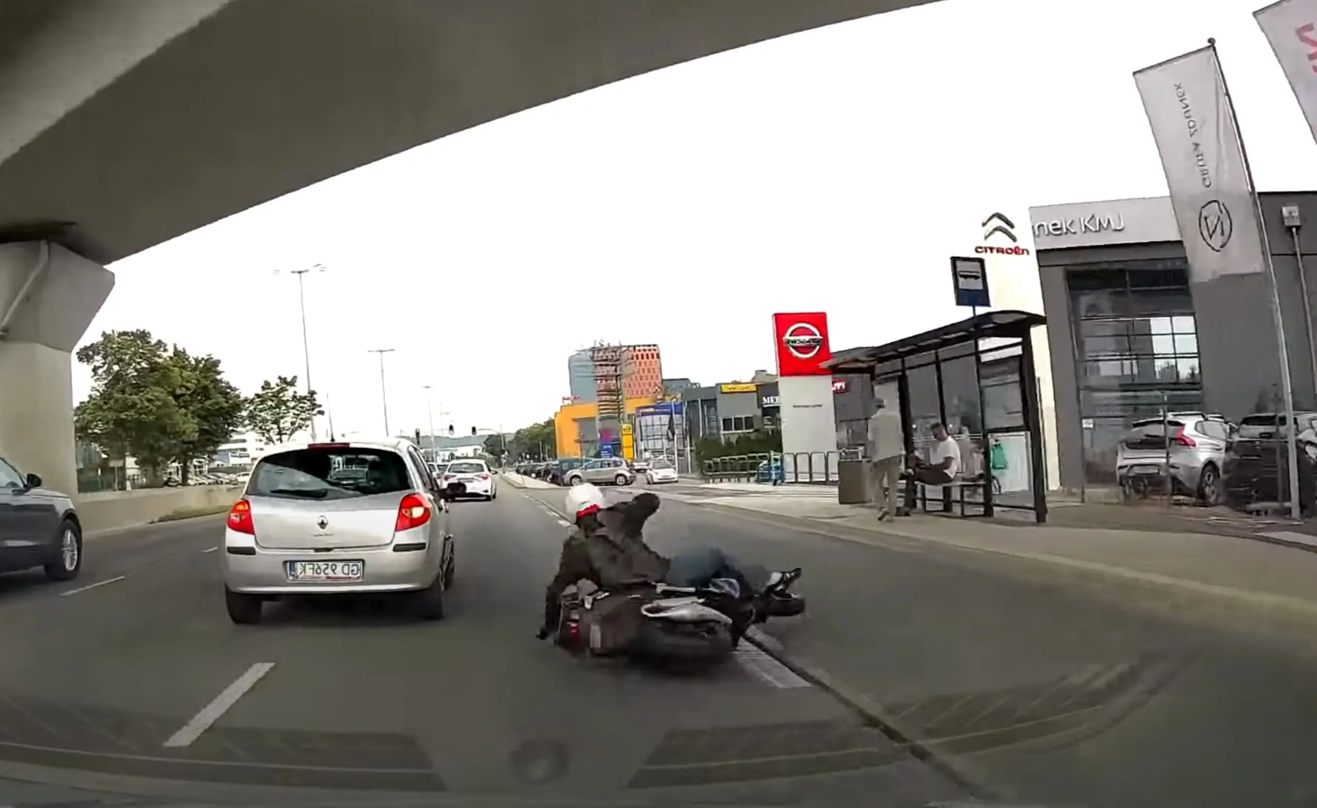 Kukkus otse auto rataste alla. Mopeedijuht ajas pidurid segamini ja sattus haiglasse