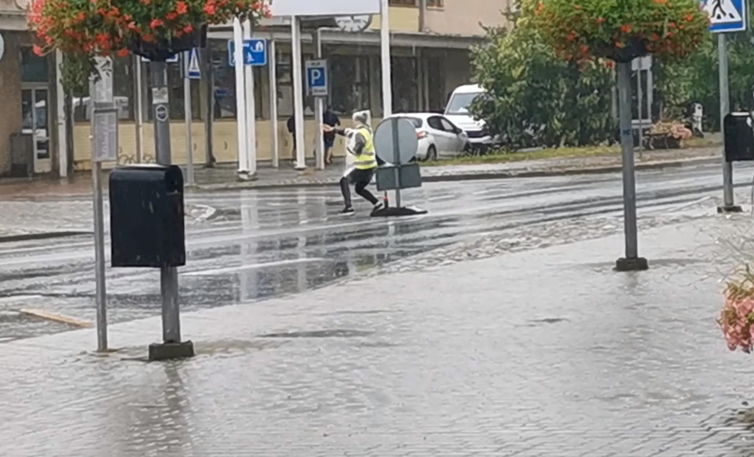 Vihma kallab ja külm on ka... Kõige ägedam liikluskorraldaja Raplas!