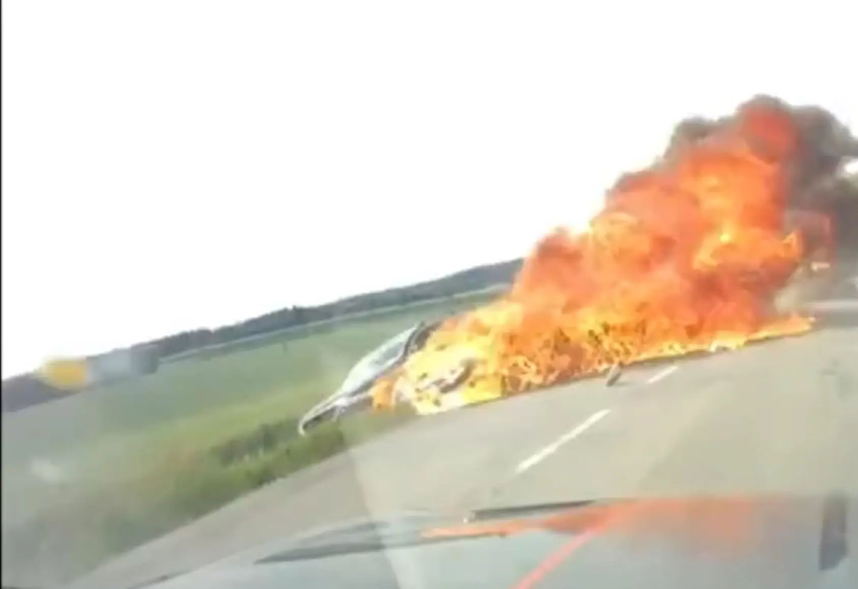 Õnnetus tsikliga süütas auto põlema