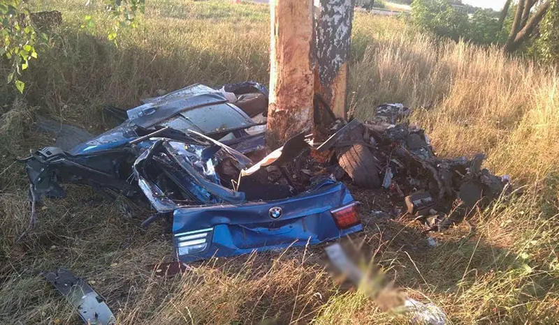 Nii palju jäigi järele BMW X5-st, mis teelt välja vastu puud sõitis. Surma sai kolm inimest