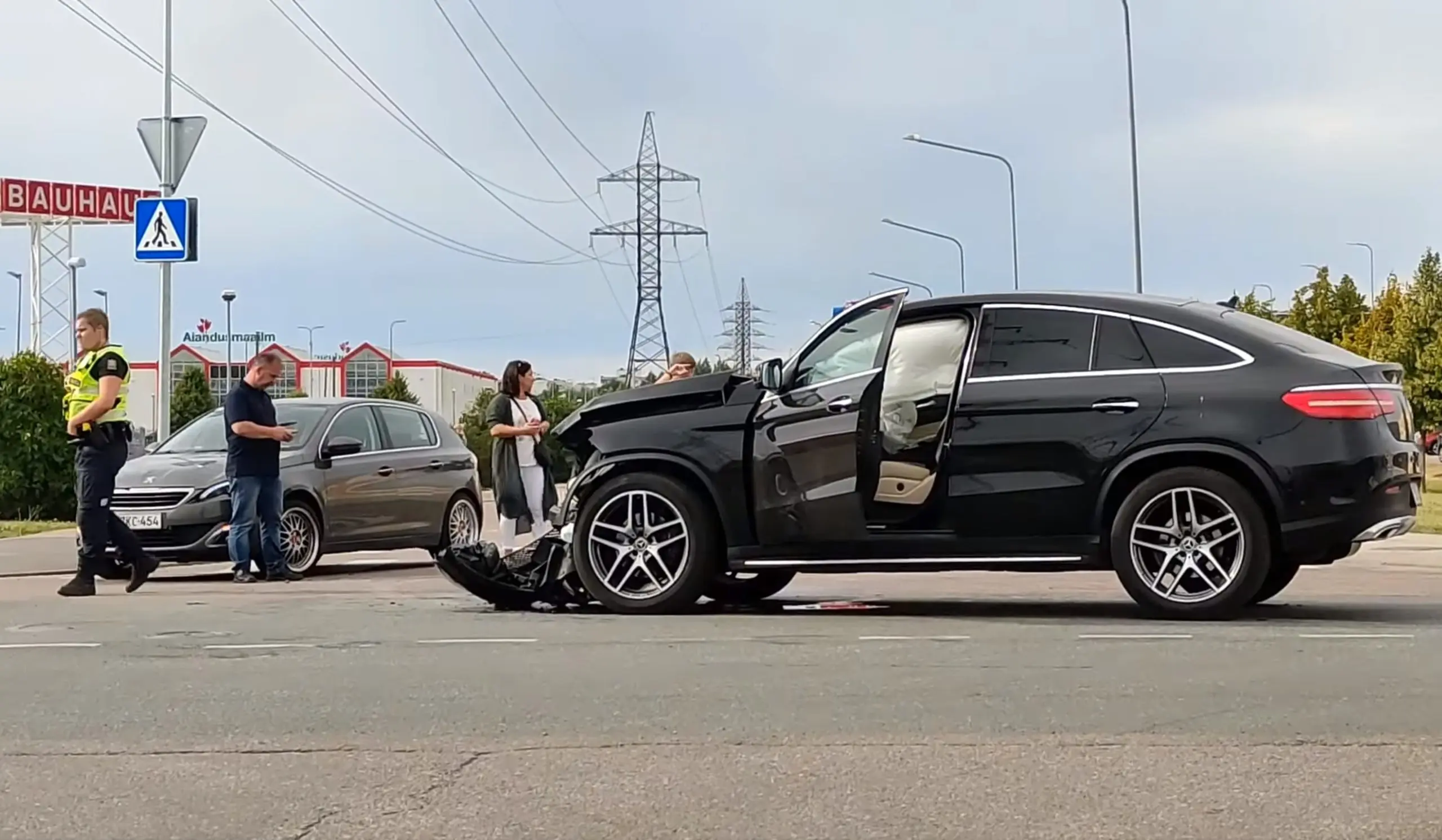 Algaja Mercedese juht põhjustas avarii, mille tulemusena saadeti kaks inimest haiglasse