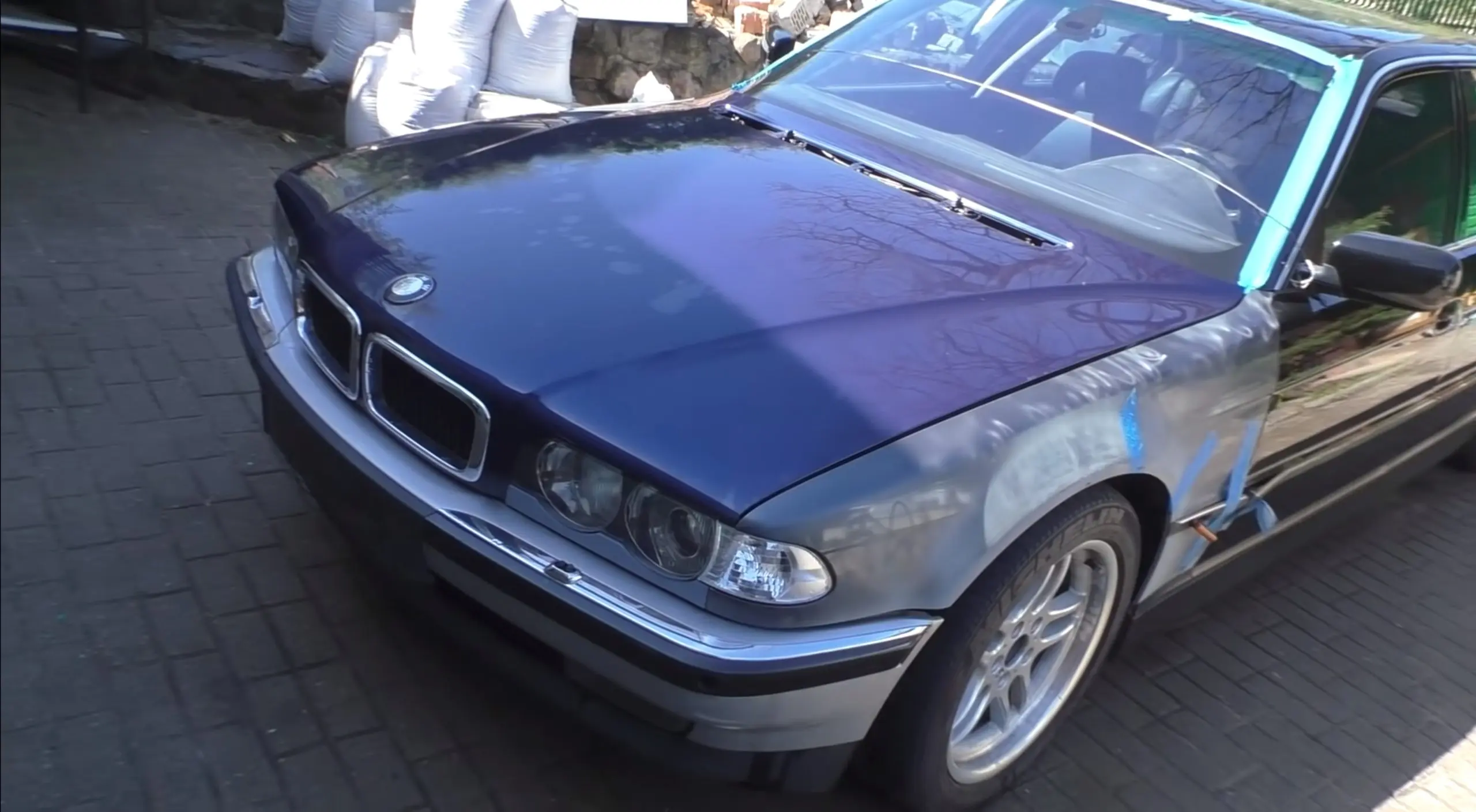 Väljast enam-vähem paistnud 7. seeria BMW oli plekkide alt ikka täiesti kortsus
