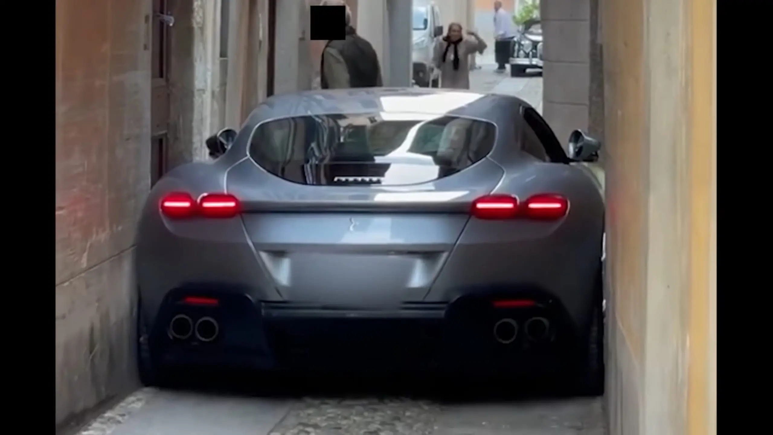 Ferrari kiilus kitsale tänavale kinni
