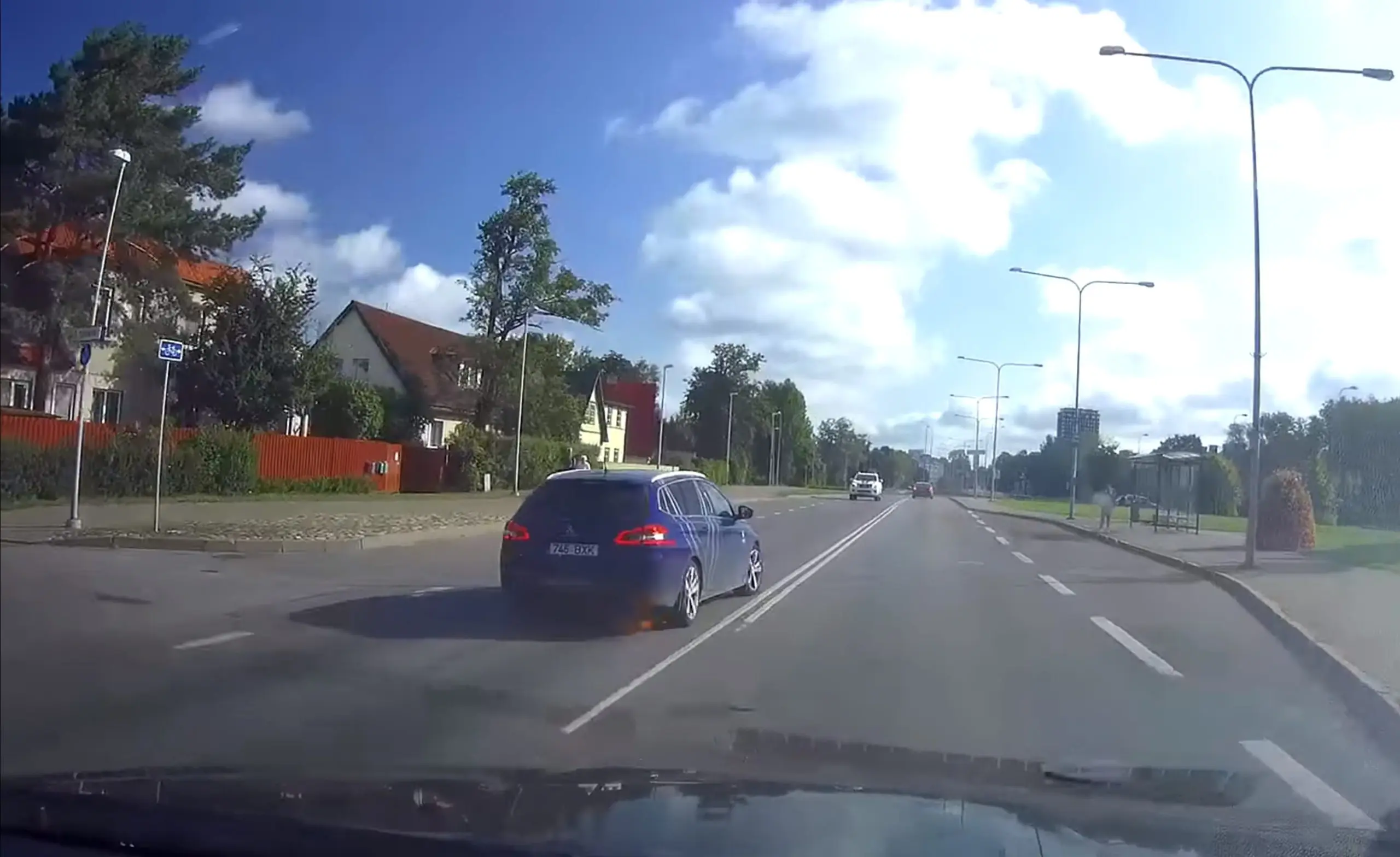 Noh, kui on ikka näha, et teine juht eksib, siis võiks ju nii palju mõistust olla, et ise pidurdada
