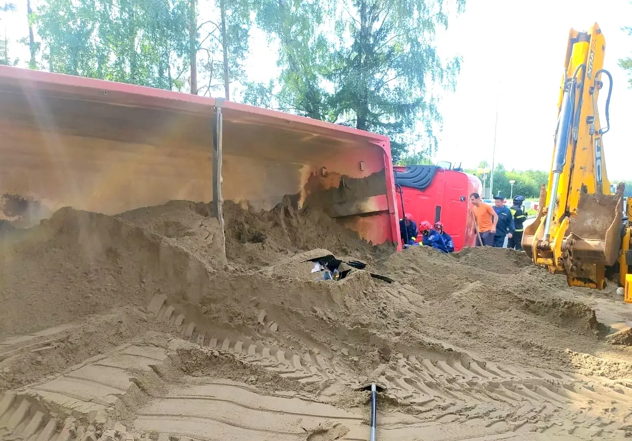 Sõiduauto litsuti liiva all täiesti laiaks