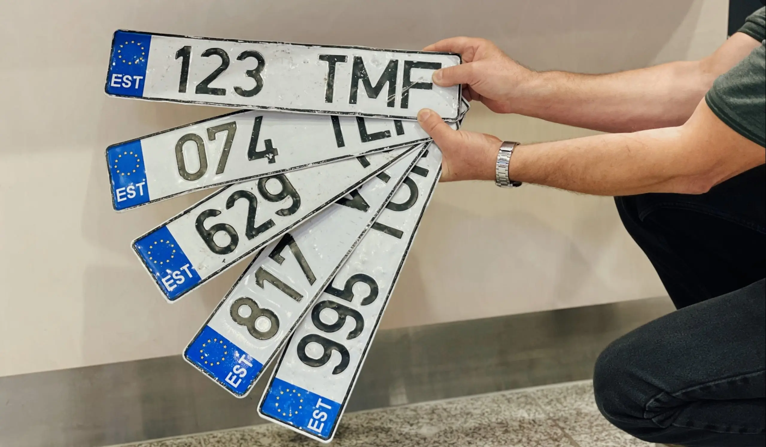 Tartu Lõunakeskusesse toodi mitu autode küljest ära tulnud numbrimärki