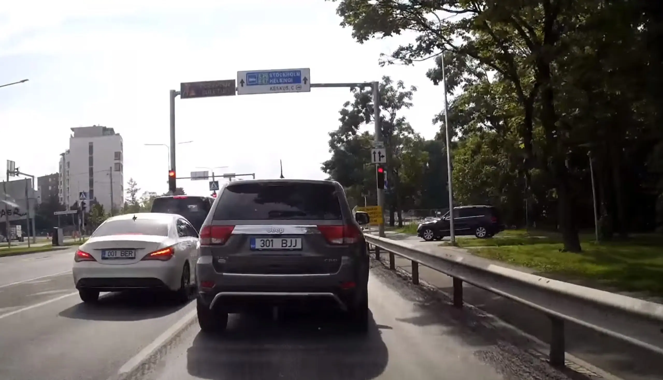 Video autor on solvunud, sest tema arvates trügis Jeepi juht oma maasturiga julmalt vahele
