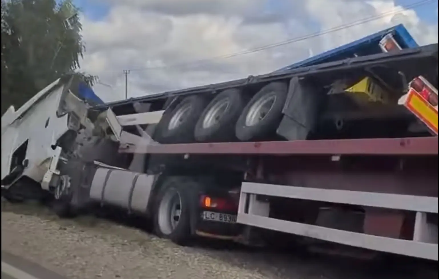 Lätis põrkas veoautoga kokku haagis, mille peal oli veel teinegi haagis