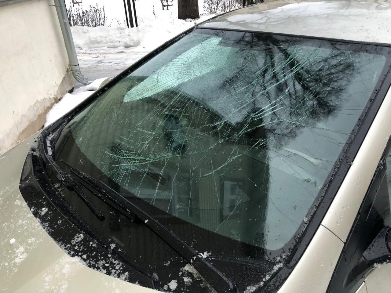 Autole kukkunud lumi (Foto: Gjensidige kindlustus)