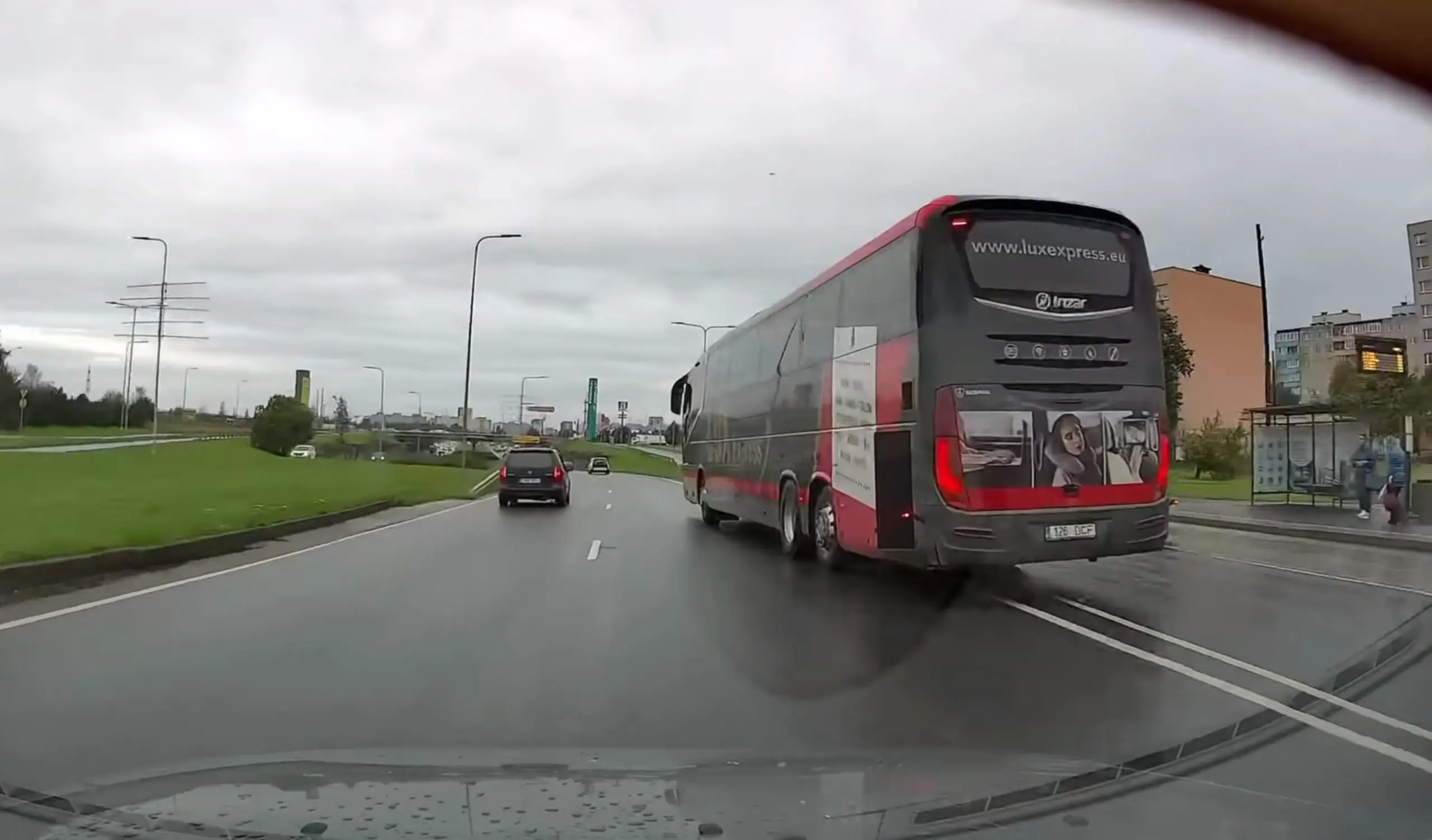 Kumb segab rohkem liiklust, sõiduauto- või bussijuht?