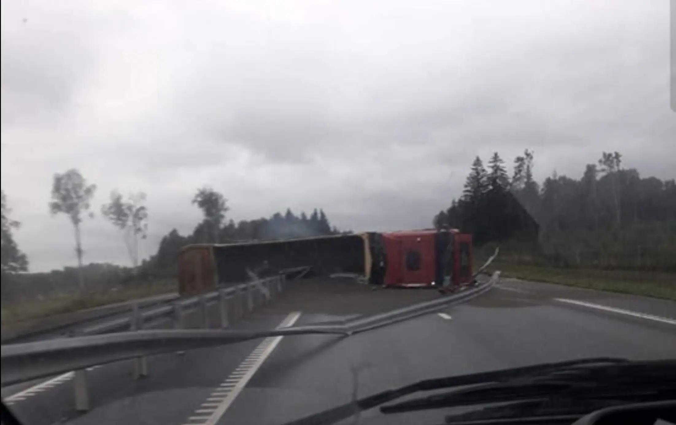 Video: kihutanud veoauto sõitis hunnikusse