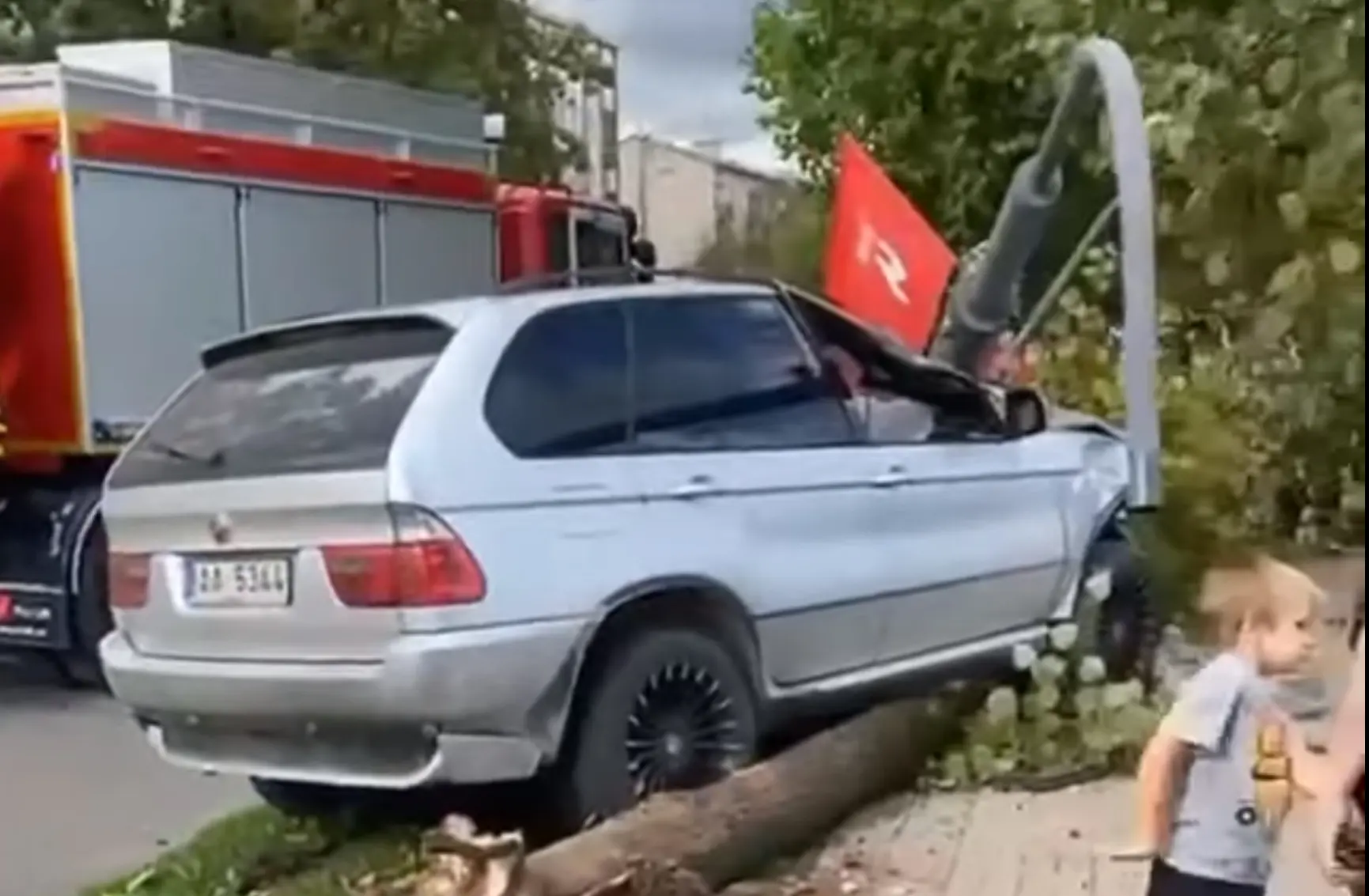 Lätis põrkasid kokku noorte naisterahvaste juhitud Audi ja BMW