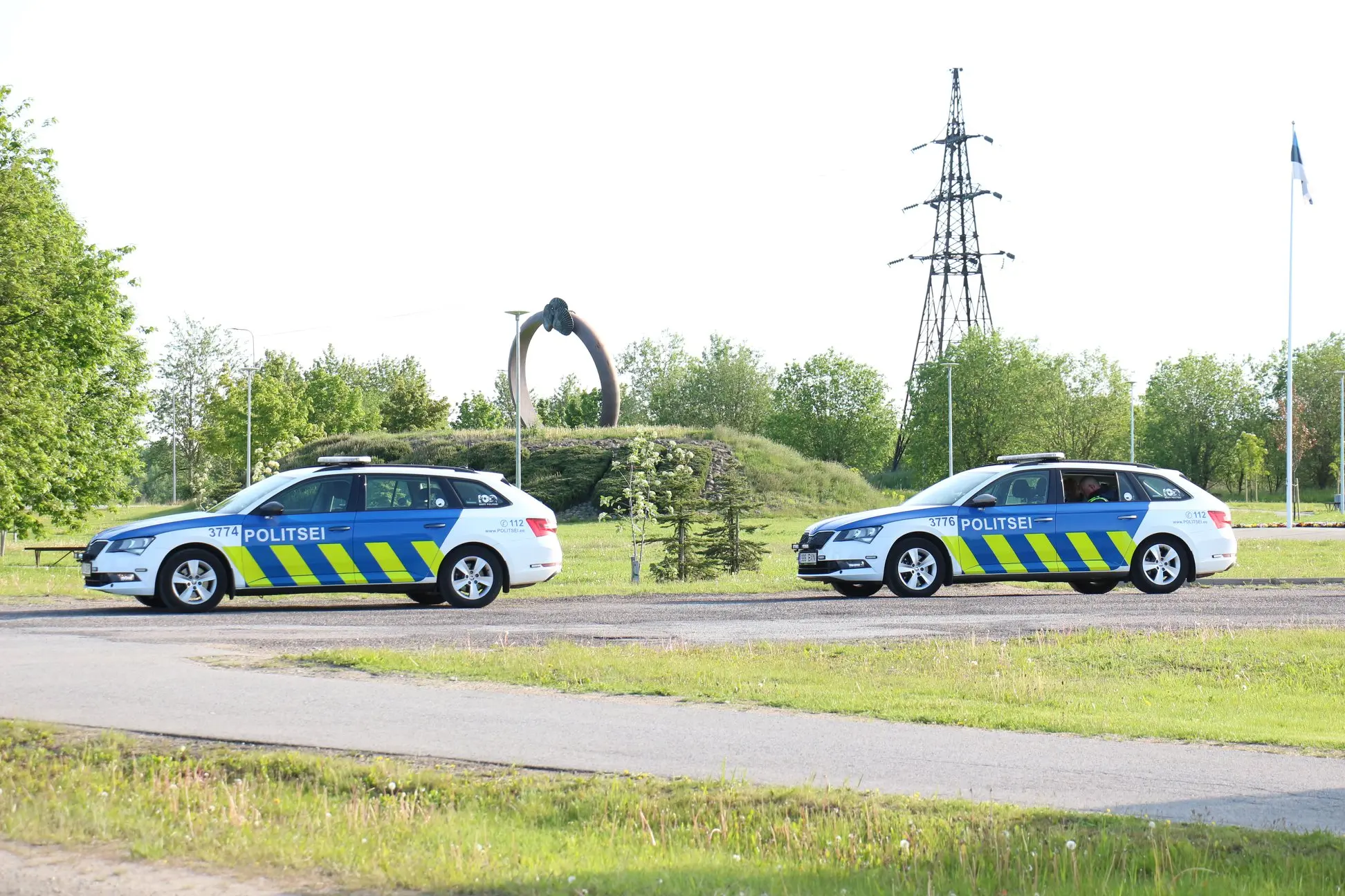 Politsei nabis kinni lahtise aknaga autost telefoni näpanud päti