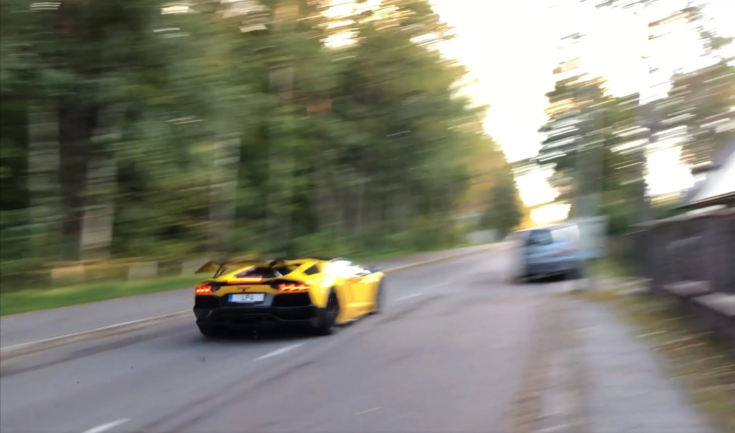 Narva-Jõesuus kimab tänavatel vana Aventador