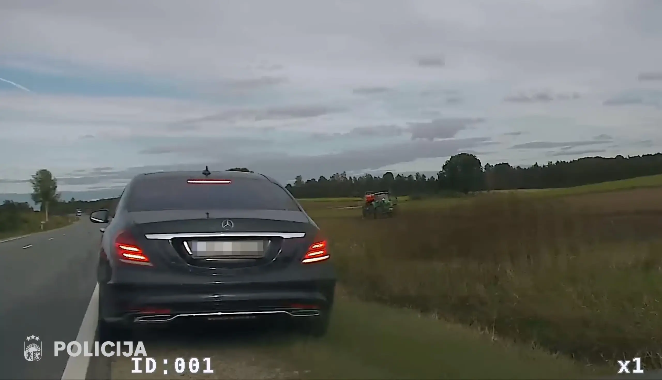 Läti liikluspolitseinikud püüdsid kinni 3 oluliselt lubatud piirkiirust ületanud Mercedes-Benzi