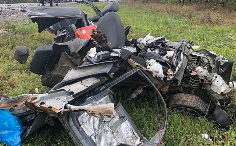 Kokkupõrge veo- ja sõiduauto vahel: ettevaatamatu möödasõit muutis sõiduki rusuhunnikuks