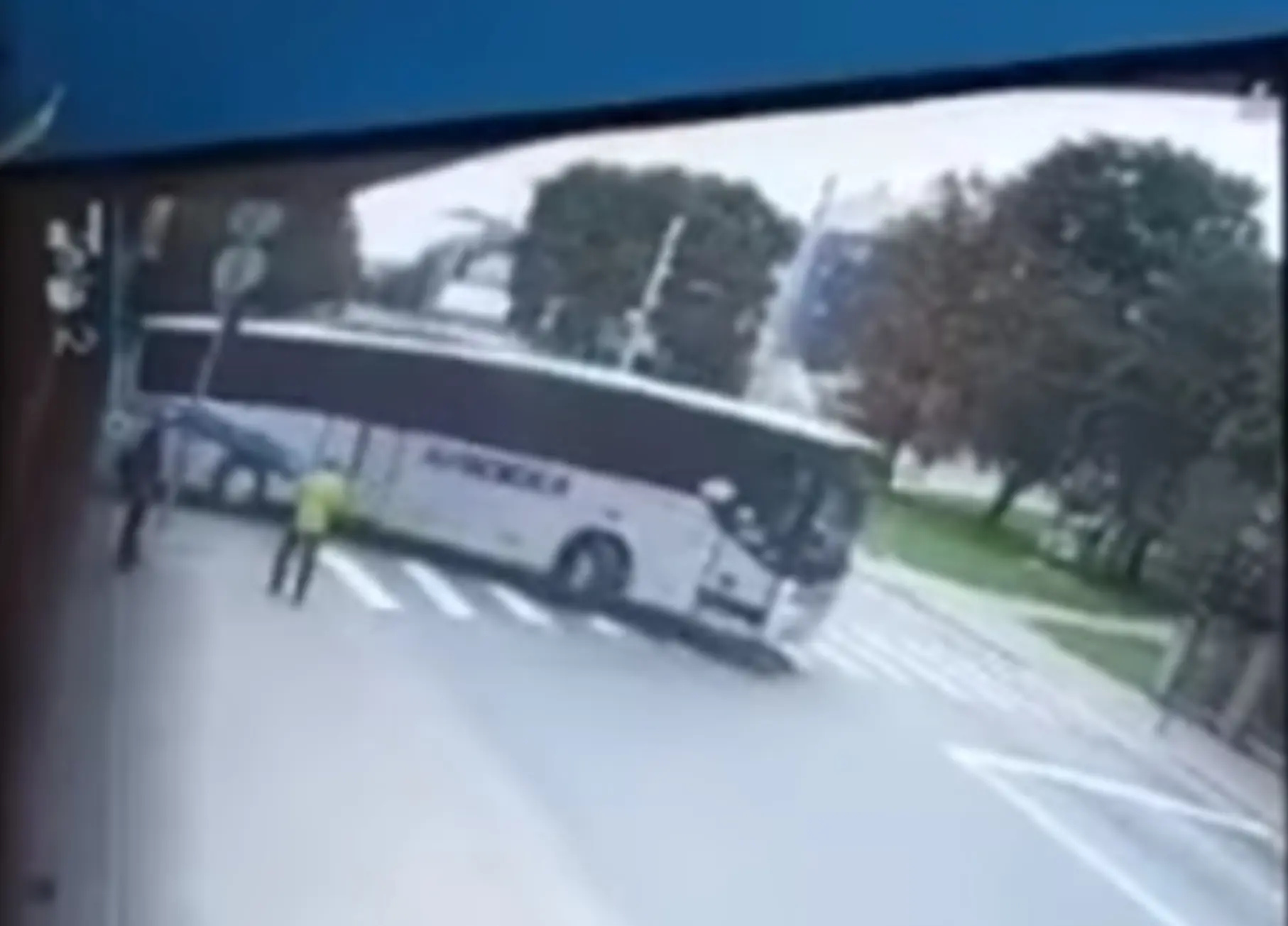 Riias sõitis auto inimesest üle