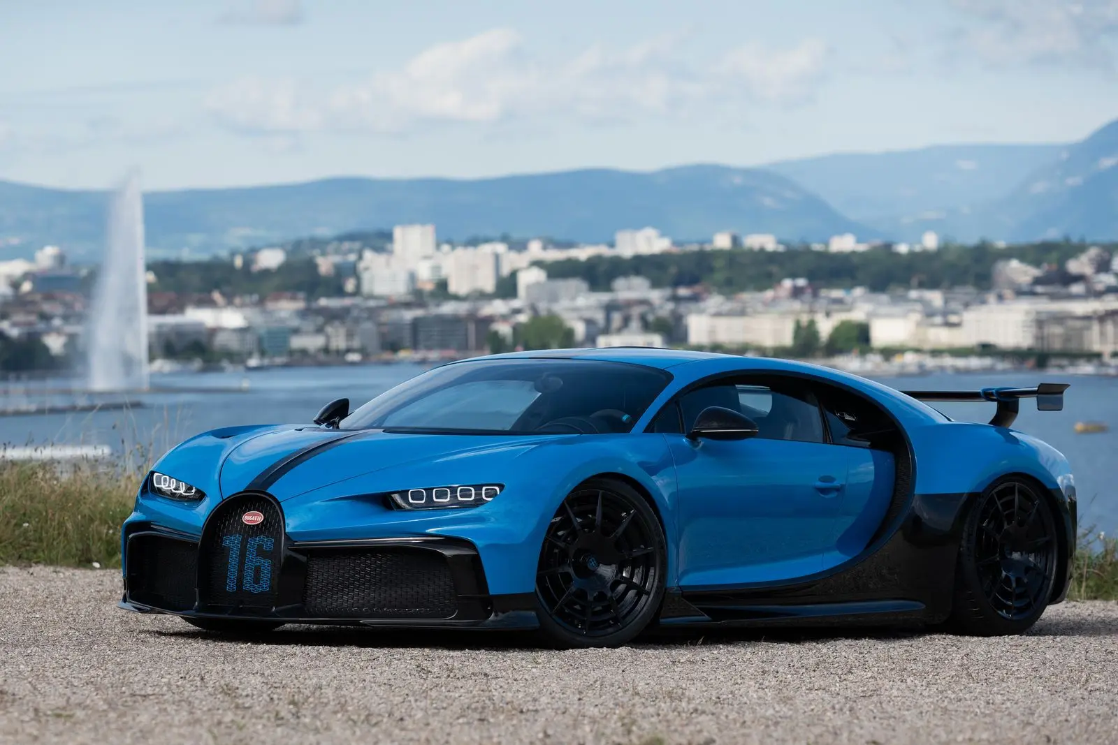 Pakutakse müüa Bugatti Chironi katust. Maksab see sama palju kui tuttuus Toyota Supra