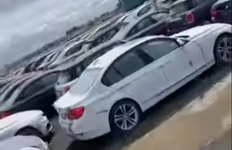 Tuhanded läbisõiduta BMW-d ja MINI-d seisavad platsil kasutuina ja ootavad utiliseerimist