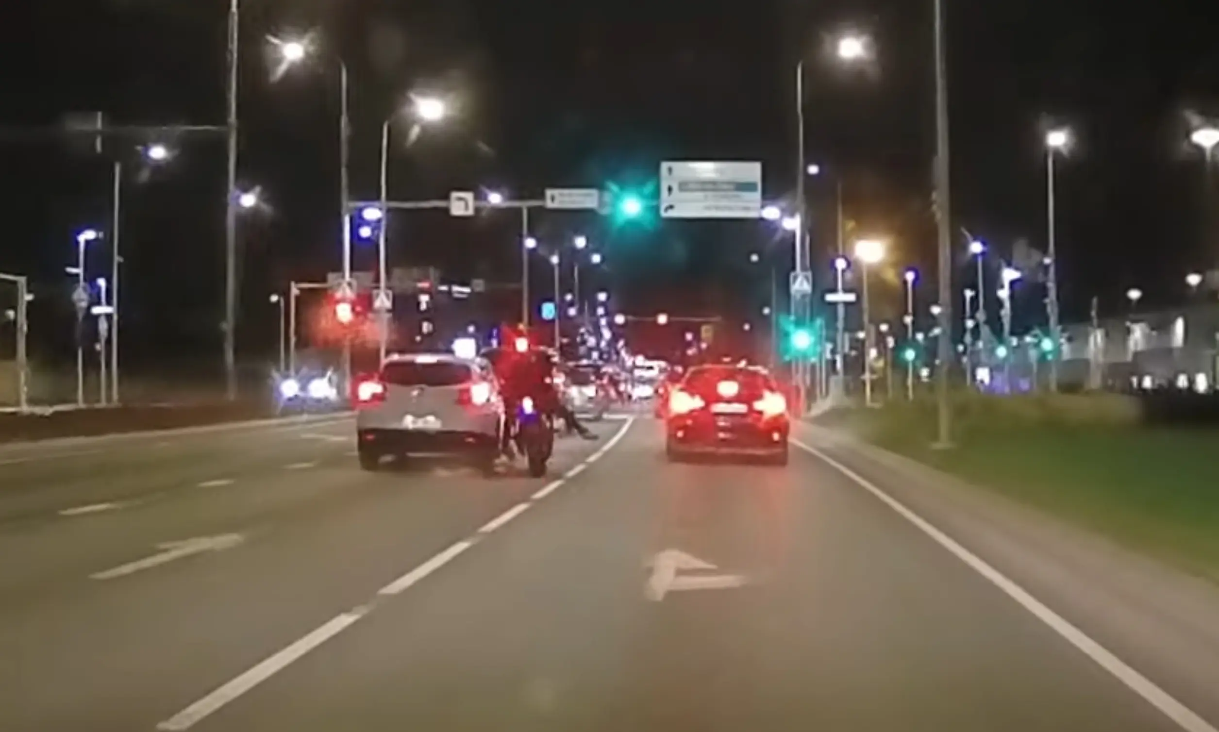 Video sellest, kuidas politsei põgeneda üritanud mootorrattureid püüdis