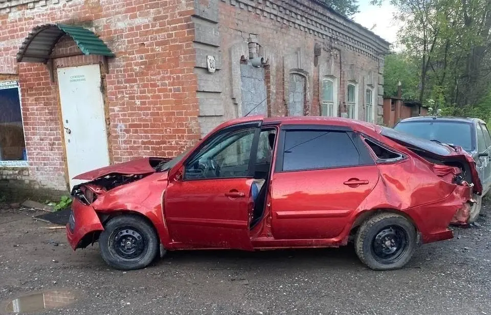 Purupurjus noor naine sõitis oma auto korralikult hunnikusse